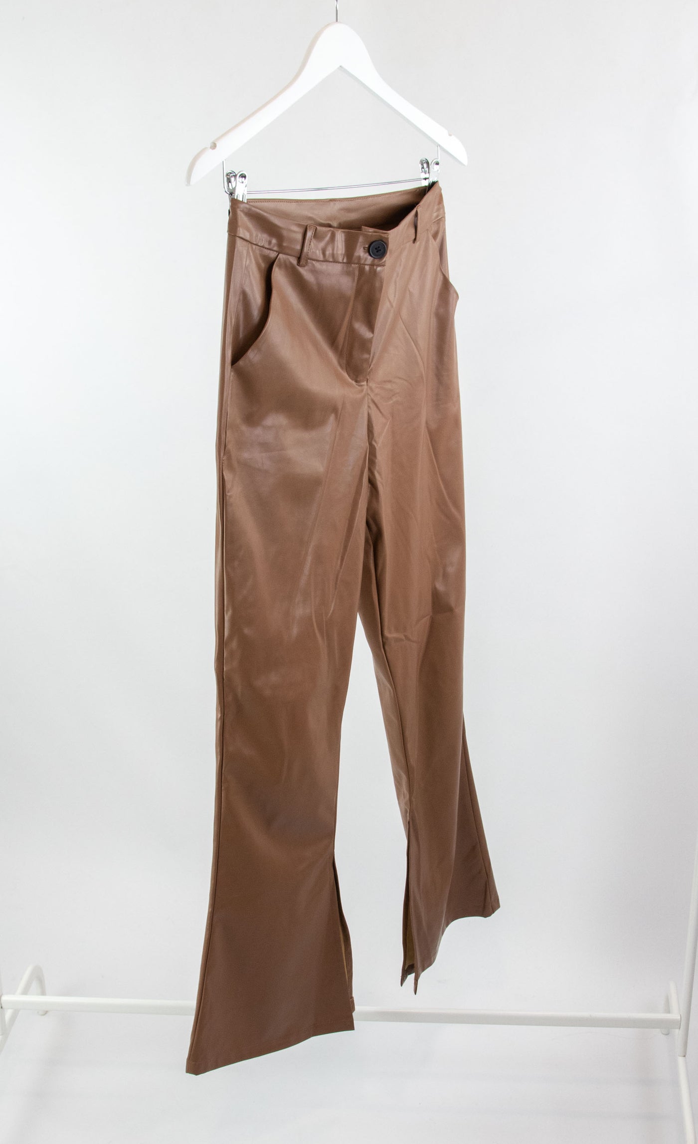 Pantalón marrón efecto piel