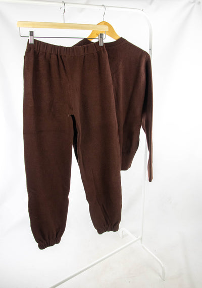 Conjunto de pantalón y sudadera marrón