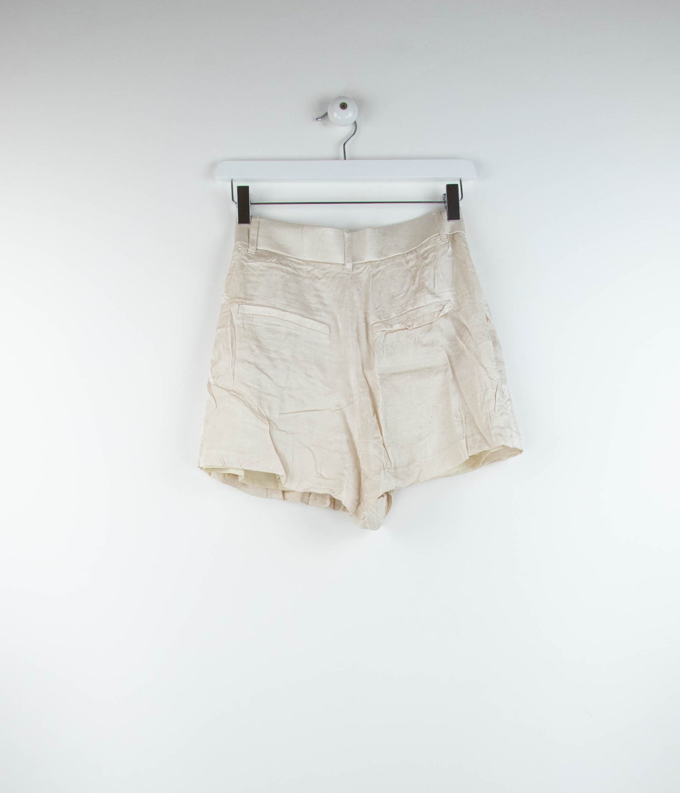Pantalón corto satinado con bolsillos trasero crema
