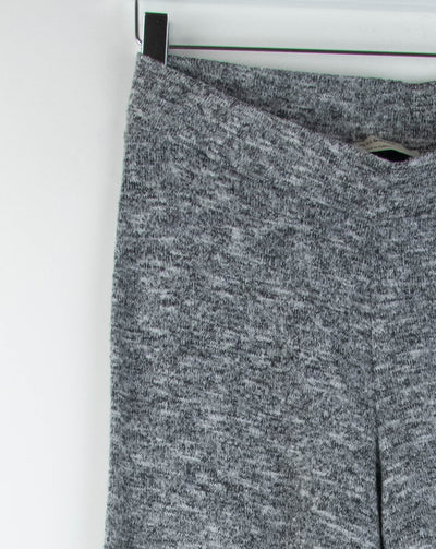 Pantalón de punto fluido gris con detalles negros y blanco