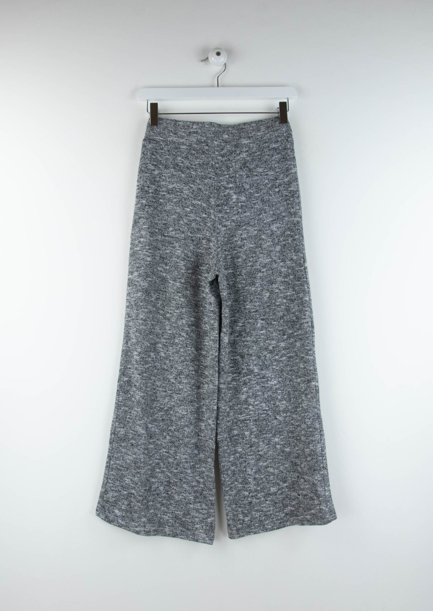Pantalón de punto fluido gris con detalles negros y blanco