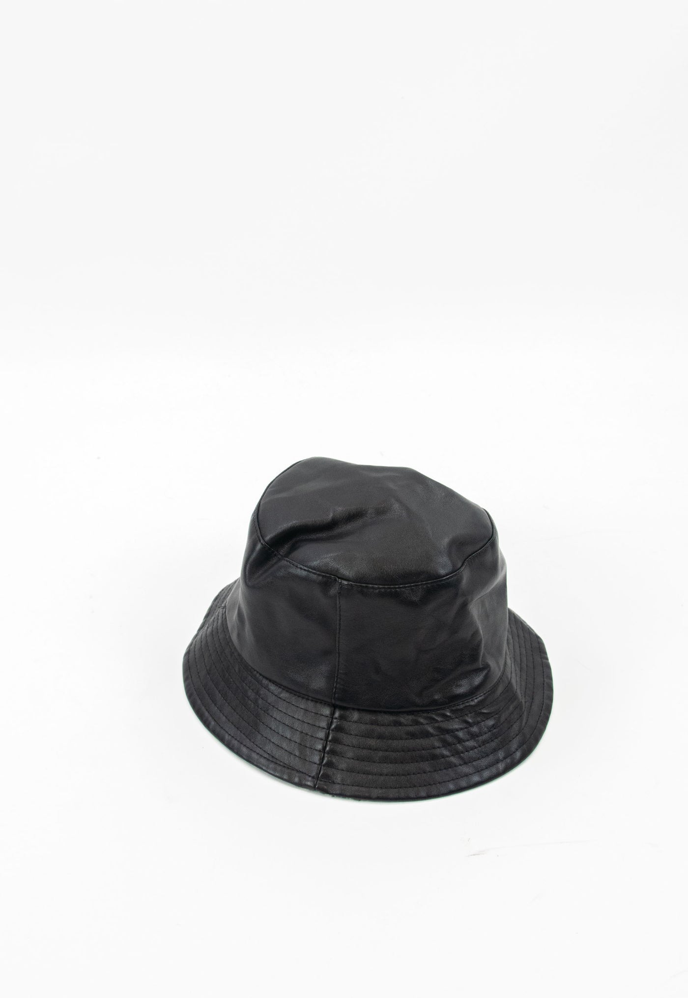 Bucket hat negro de piel reversible