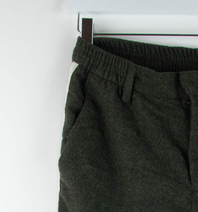 Pantalón tipo algodón verde grisaseo con franjas blancas y negras