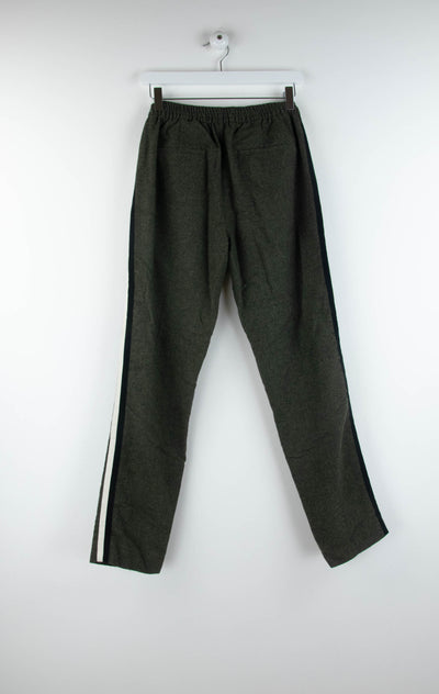 Pantalón tipo algodón verde grisaseo con franjas blancas y negras