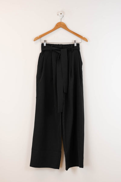 Pantalón negro de camal ancho con cinta