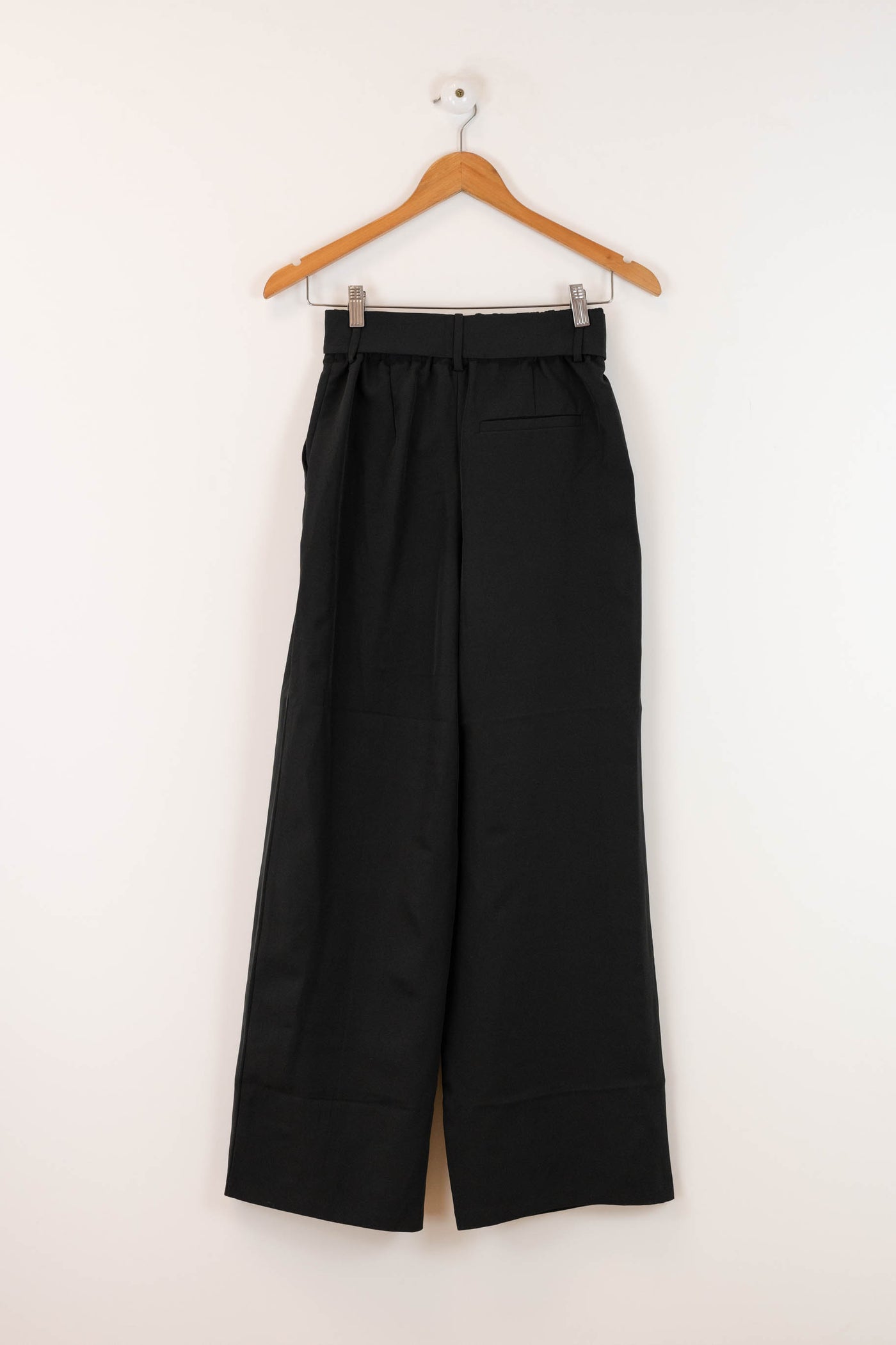 Pantalón negro de camal ancho con cinta