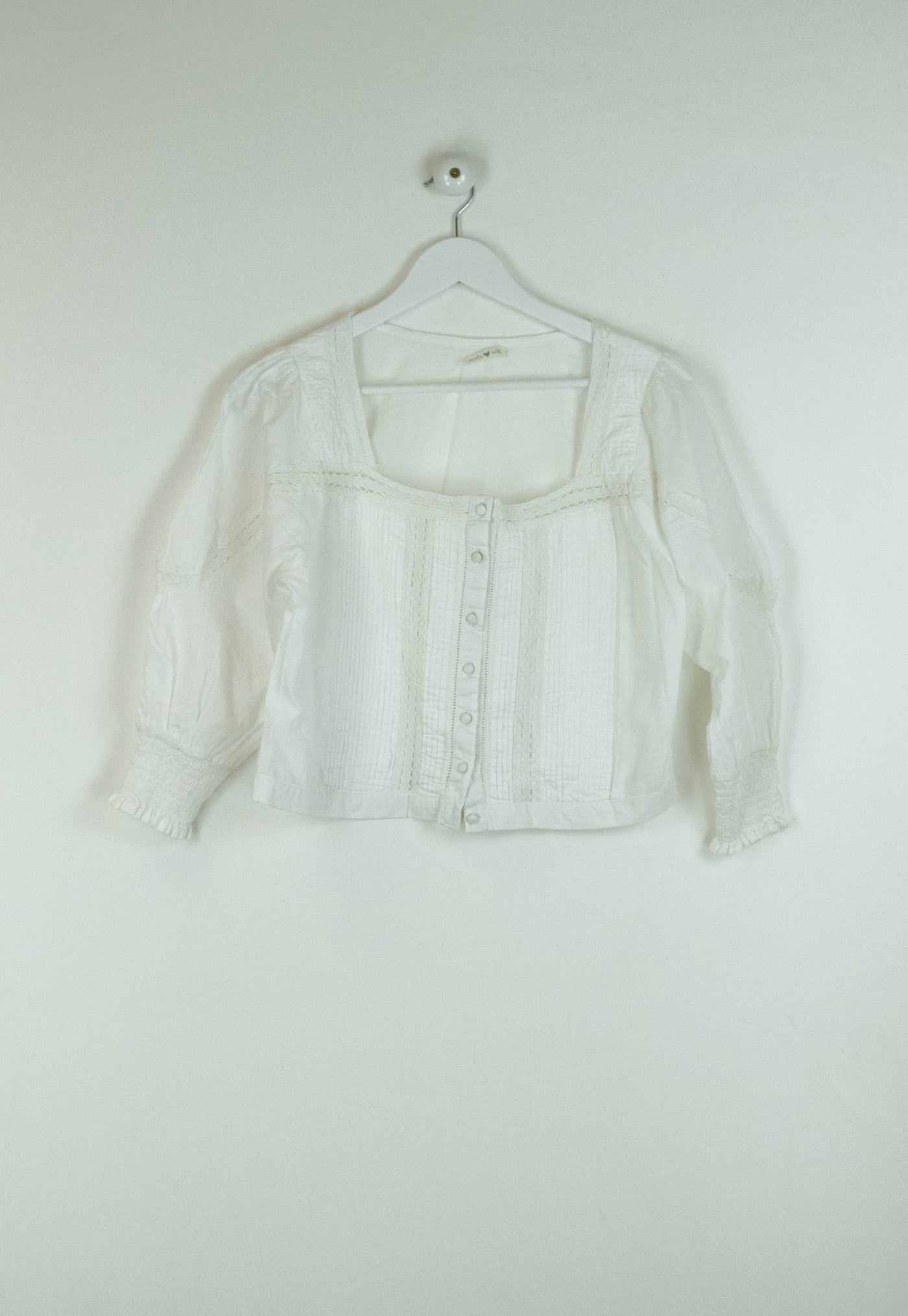 Blusa blanca con botones y detalles corta