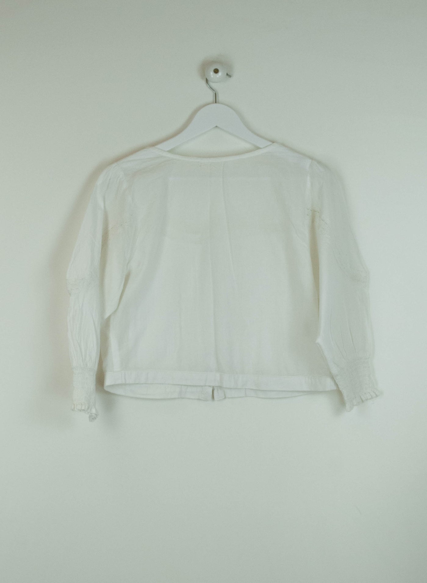 Blusa blanca con botones y detalles corta