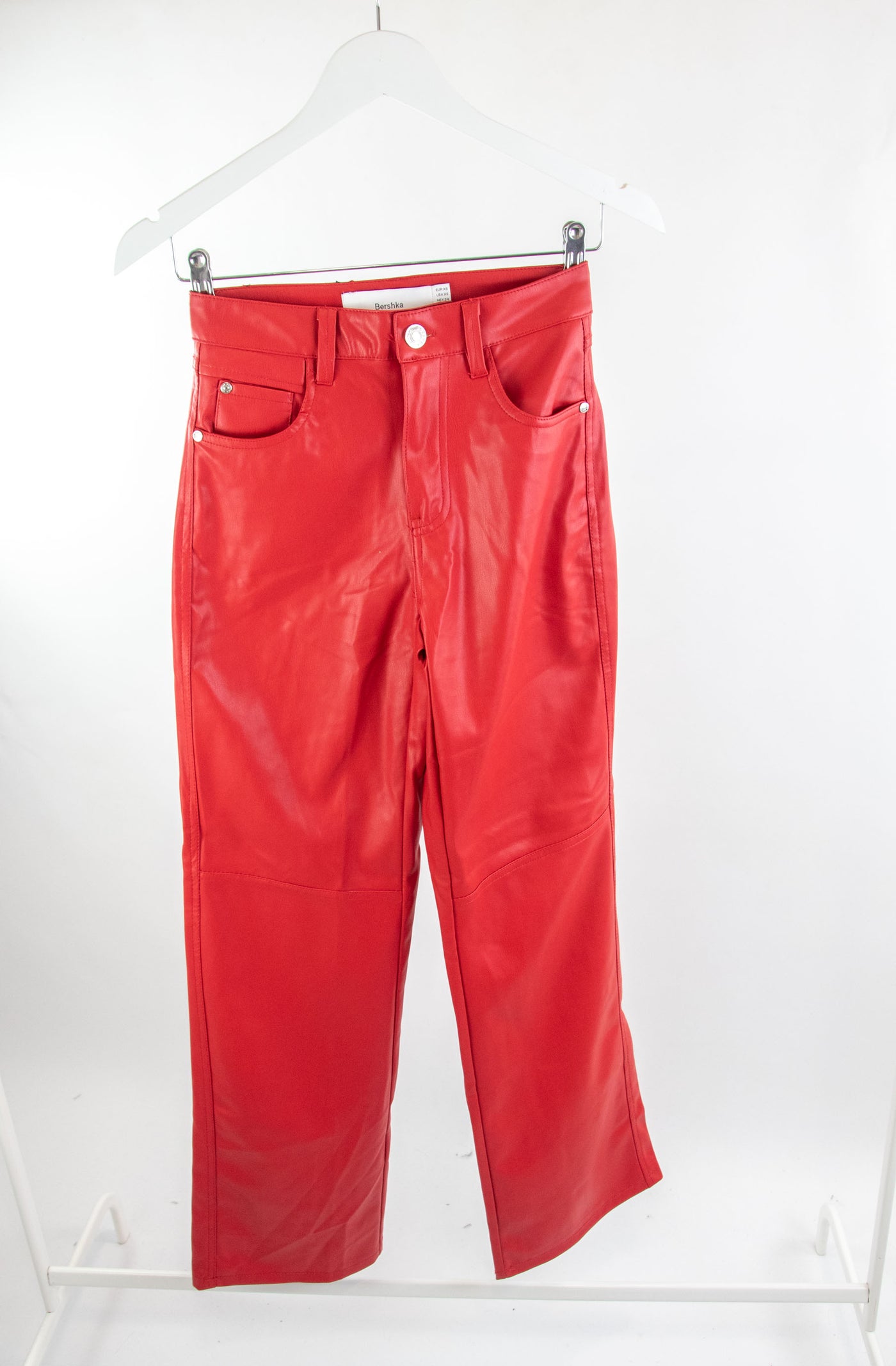 Pantalón rojo efecto piel