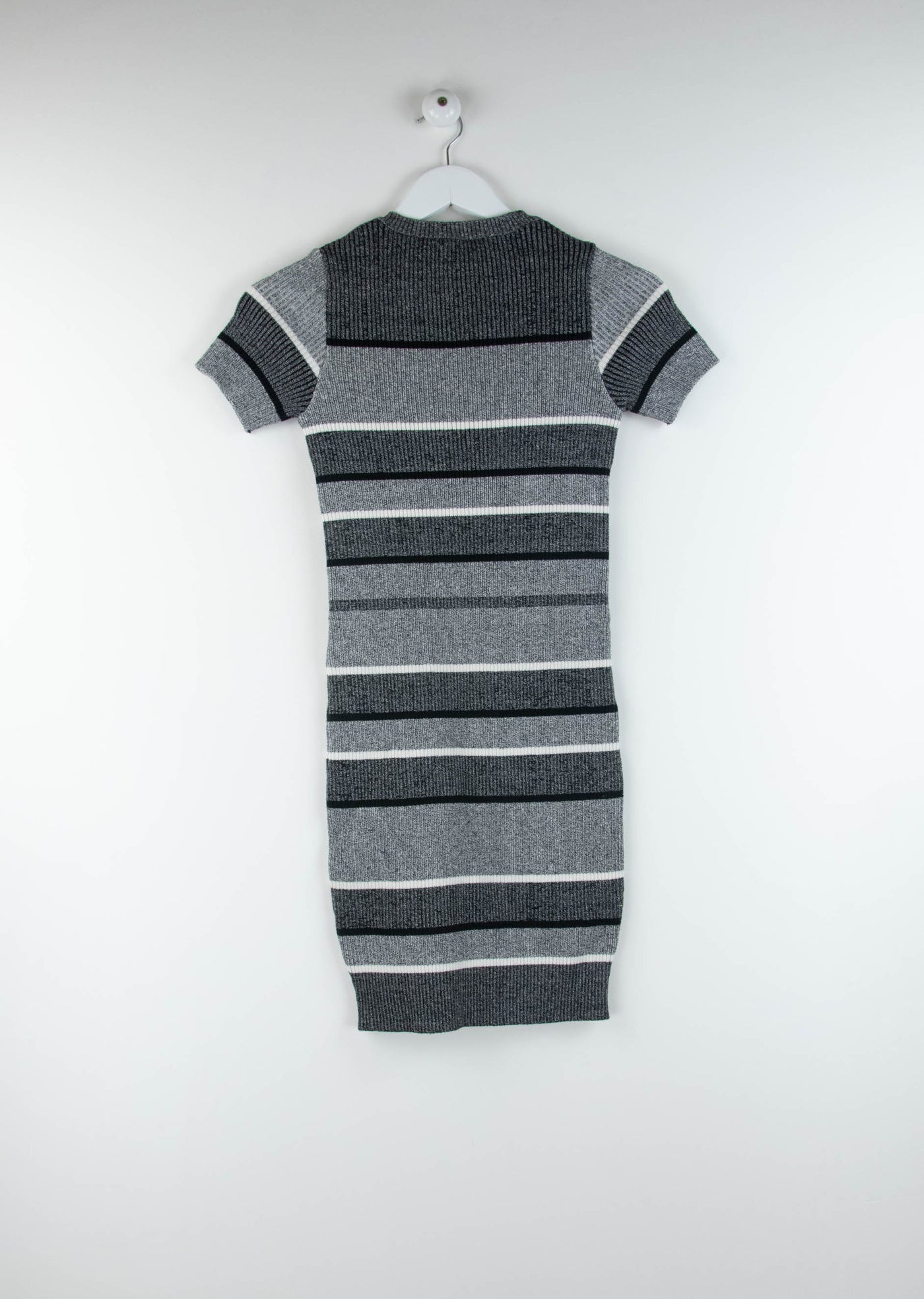 Vestido de punto ajustado gris con lineas blancas y negras