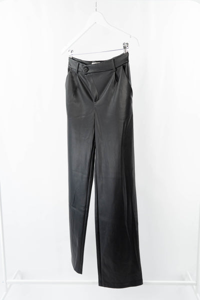 Pantalones negros de polipiel rectos con cierre cruzado