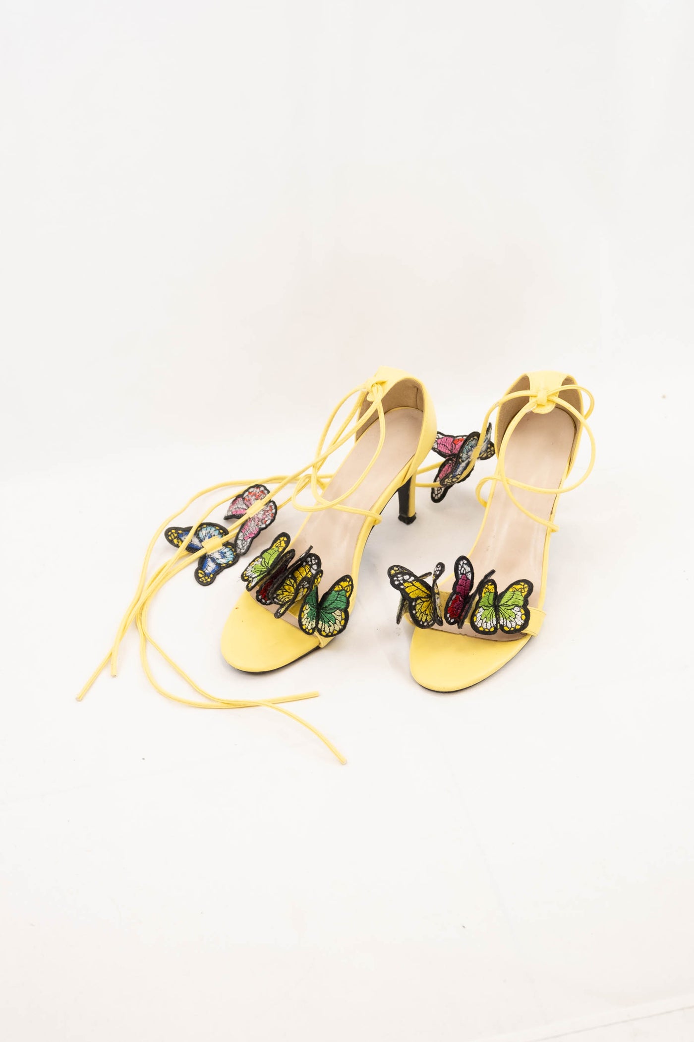 Zapato de tacón mariposas