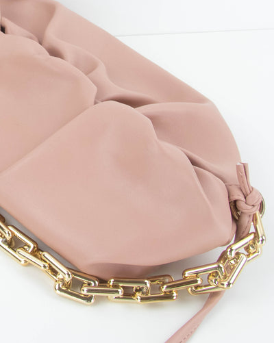 Bolso rosa tipo piel con detalles dorados