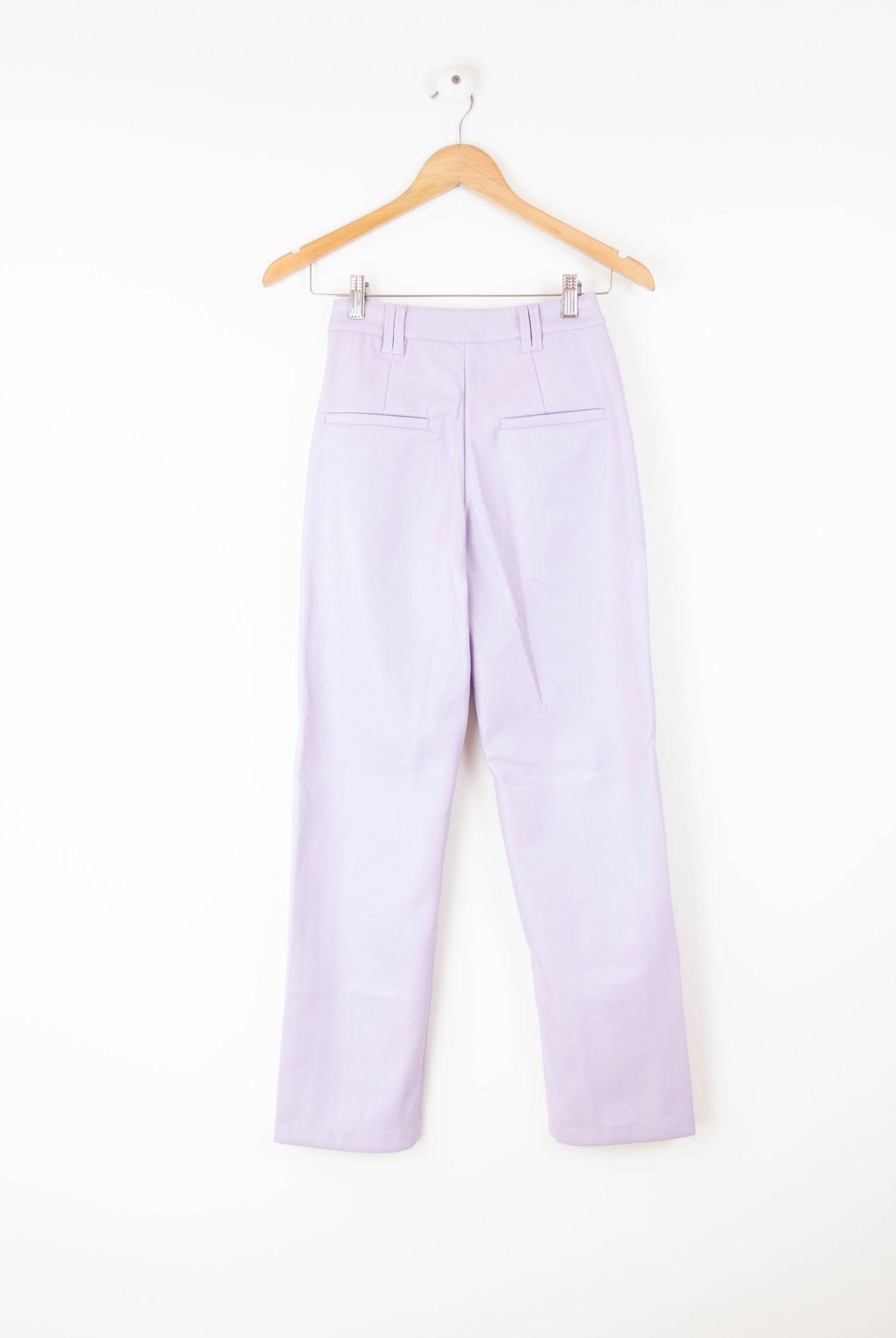 Pantalón efecto piel lila