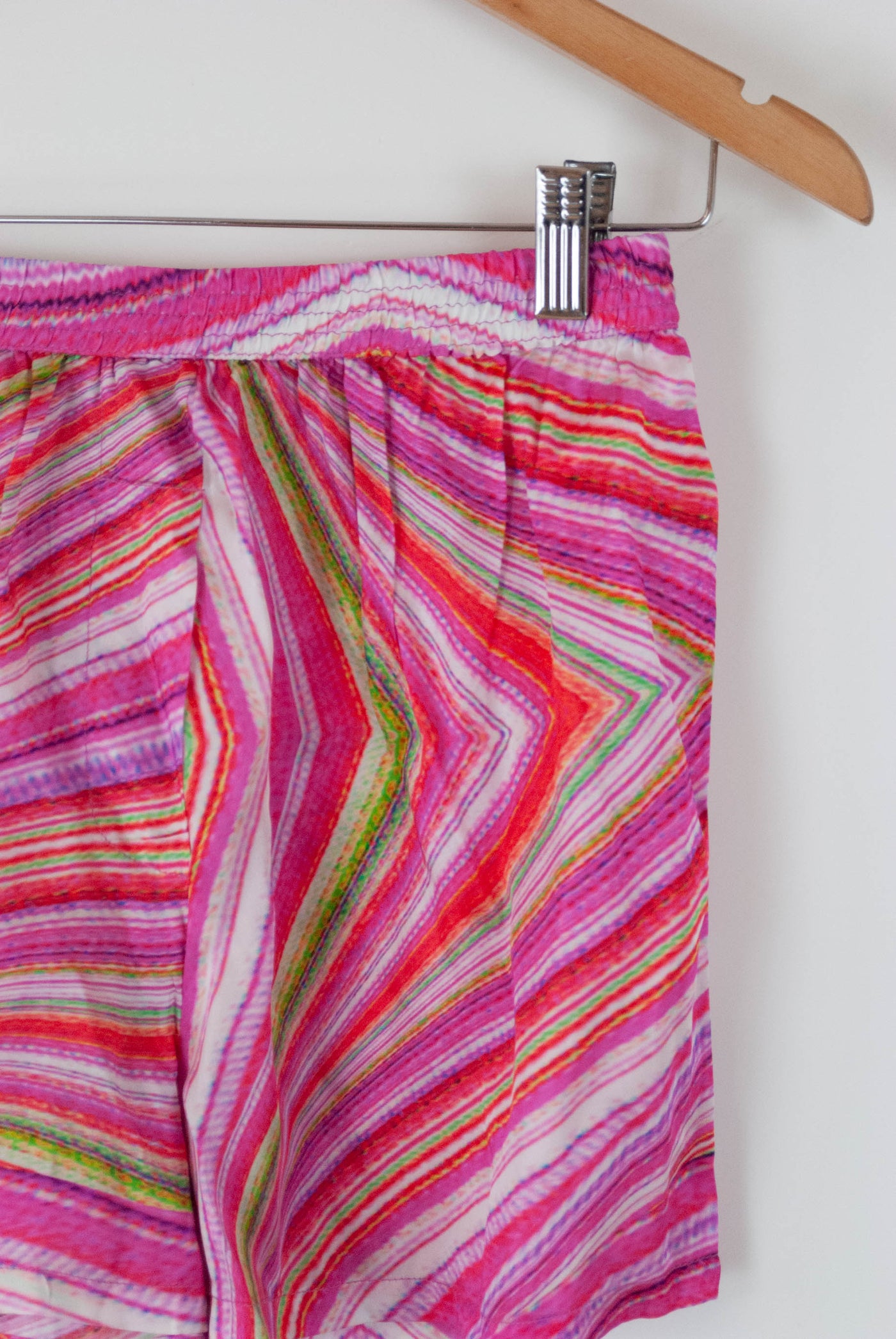 Pantalón corto rosa con colores