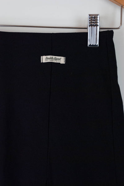 Falda corta negra con abertura