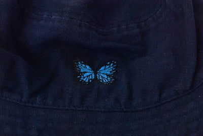Gorro bucket azul con dibujo mariposa