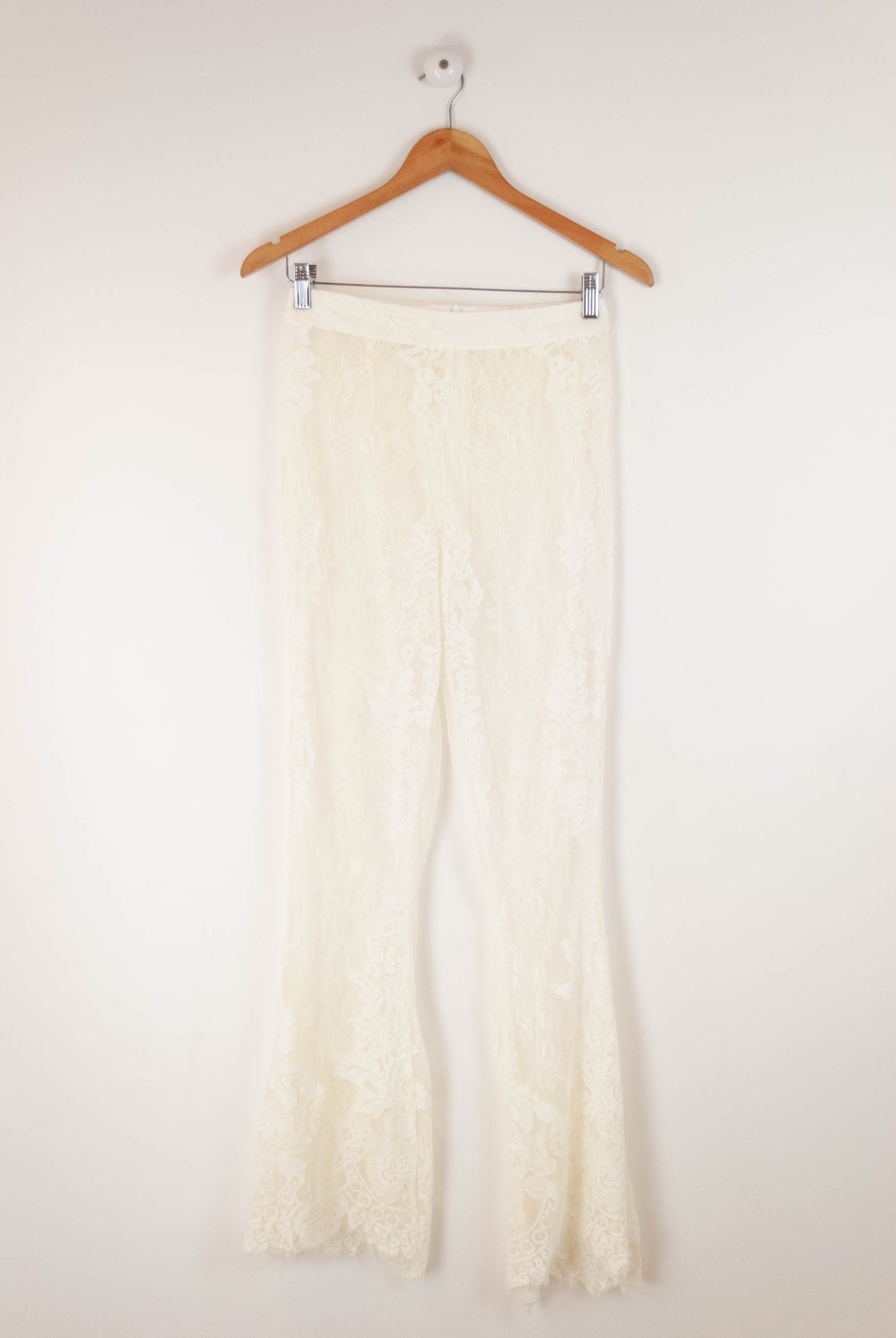 Pantalón semitrasparente blanco roto con encaje
