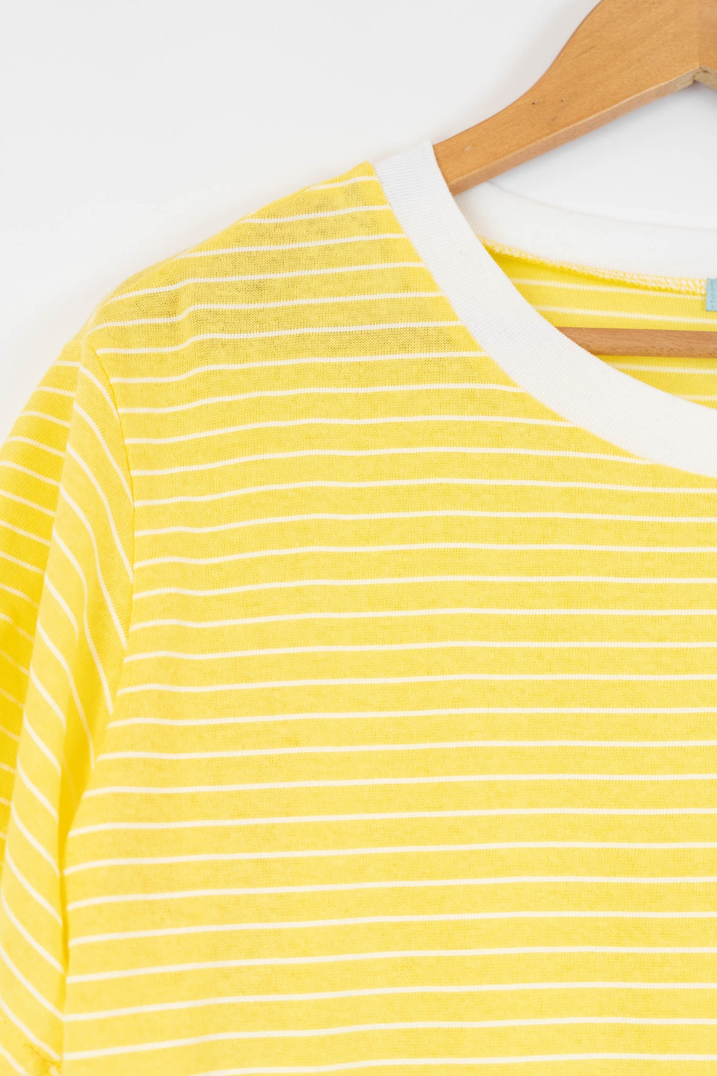 Camiseta amarilla con rayas blancas