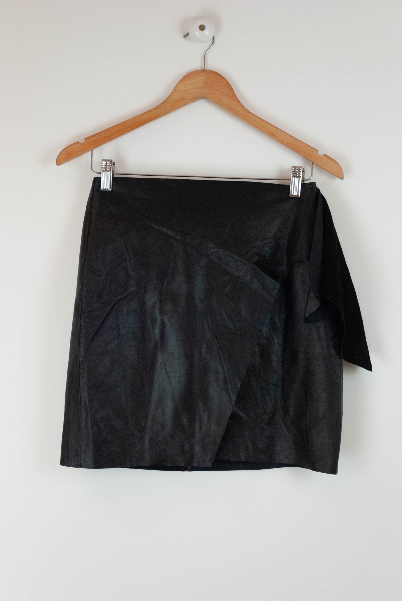 Falda de polipiel negra