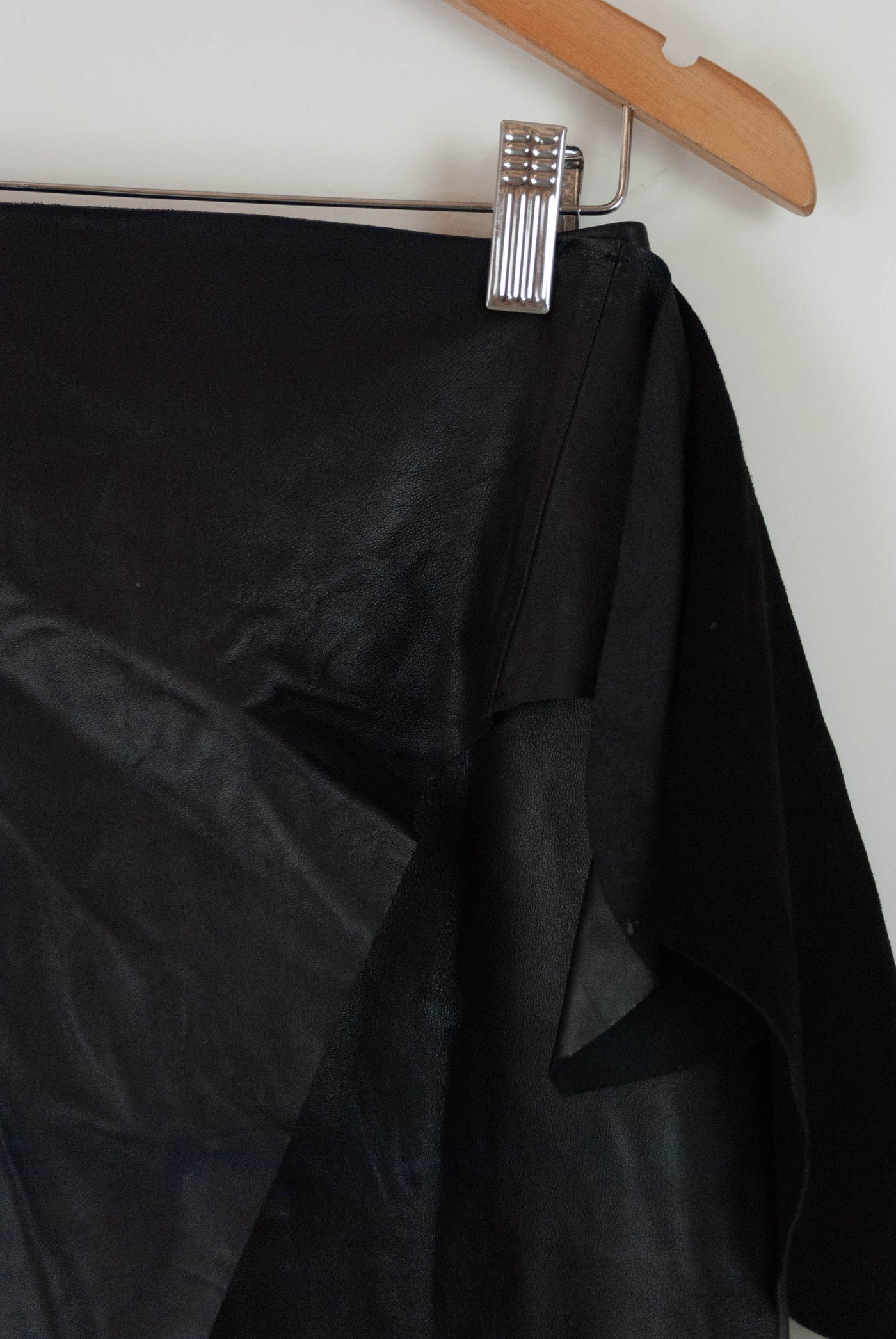 Falda de polipiel negra