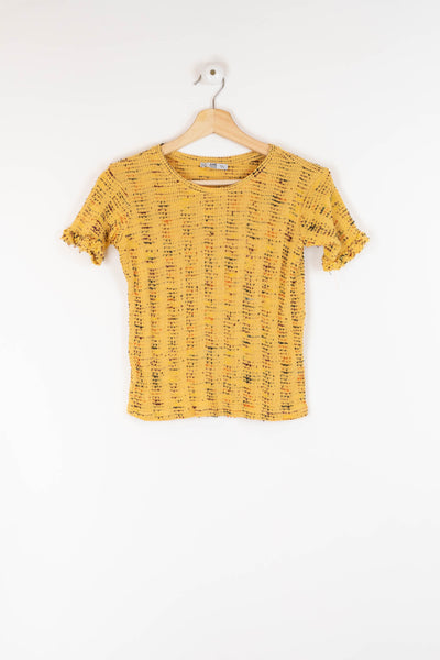 Camiseta amarilla con detalles