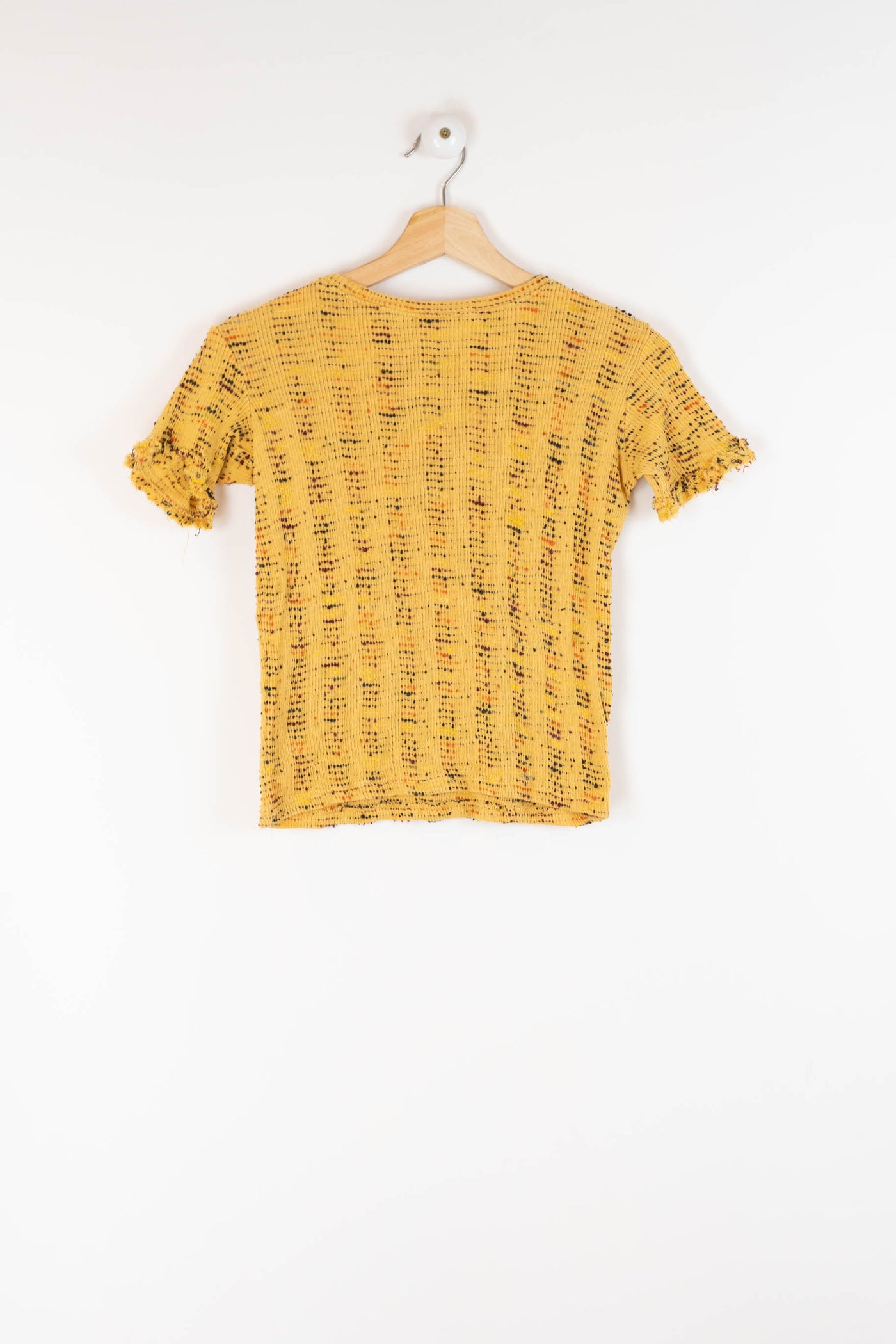 Camiseta amarilla con detalles