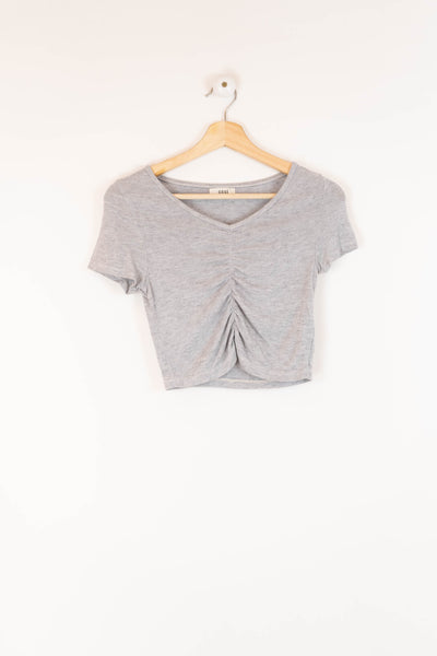 Camiseta crop gris con fruncido