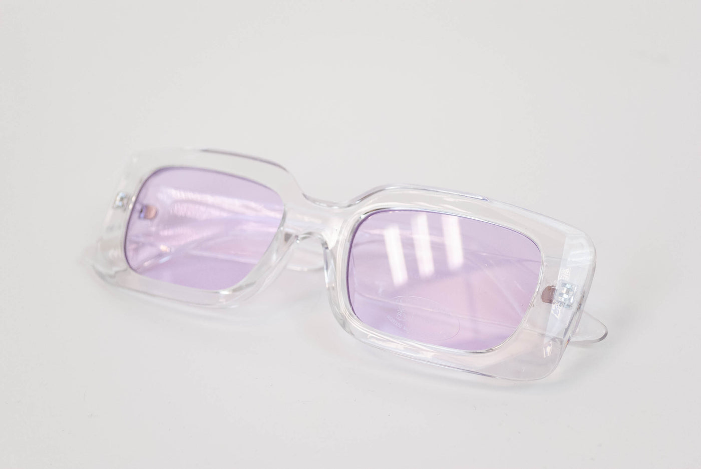 Gafas con lentes moradas y pasta transparente