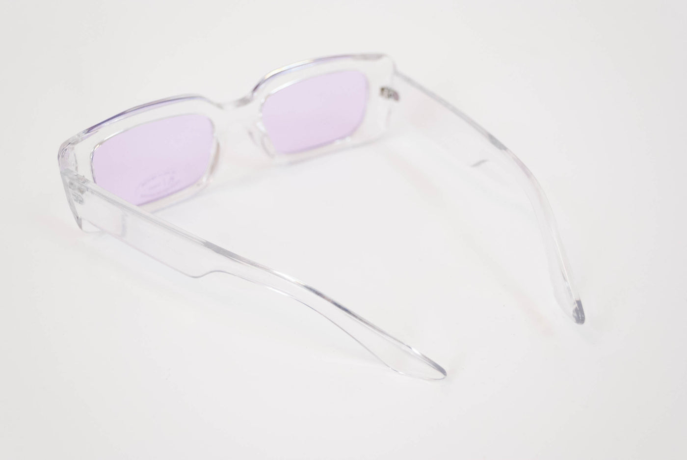 Gafas con lentes moradas y pasta transparente