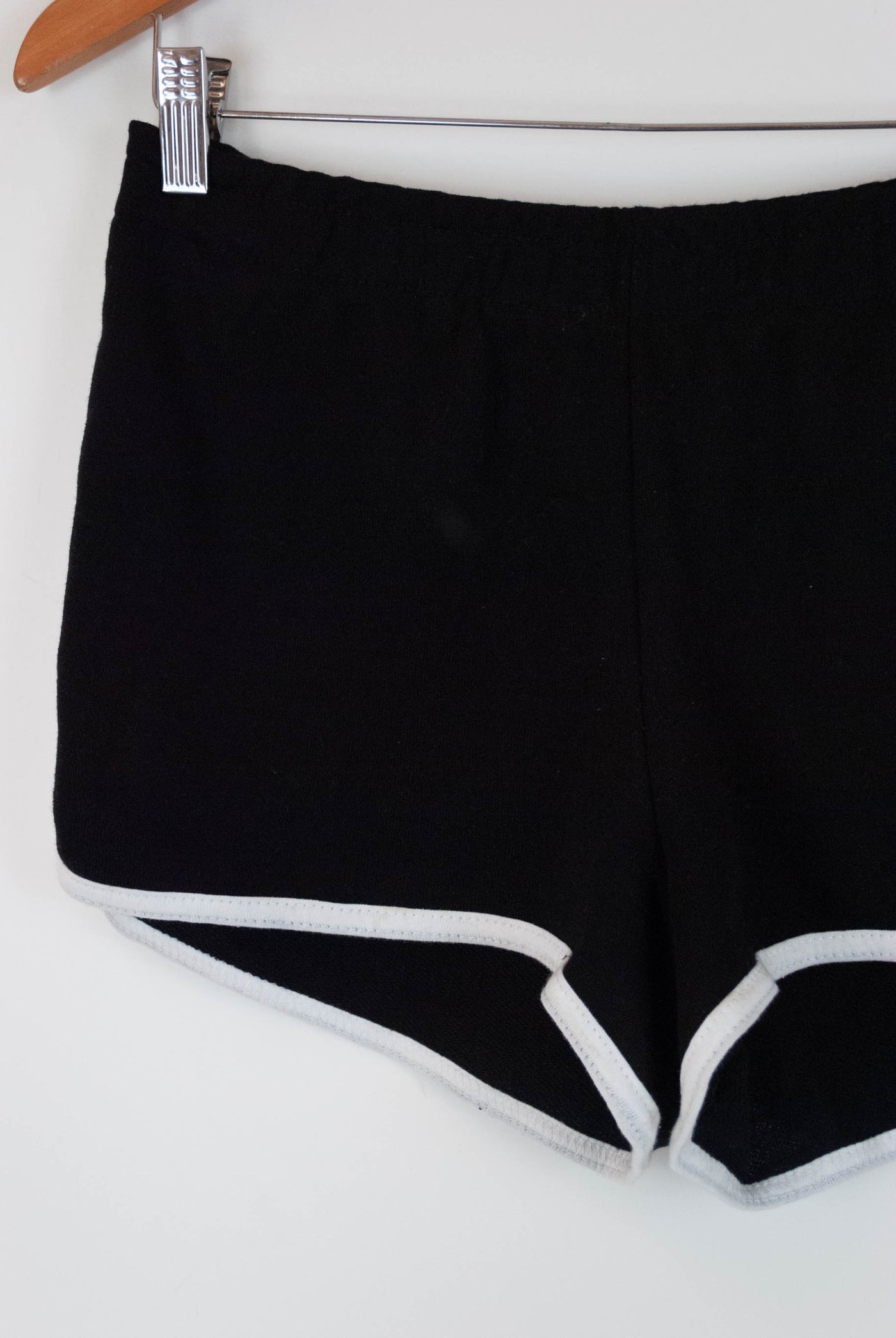 Pantalón de deporte negro con bordes en blanco
