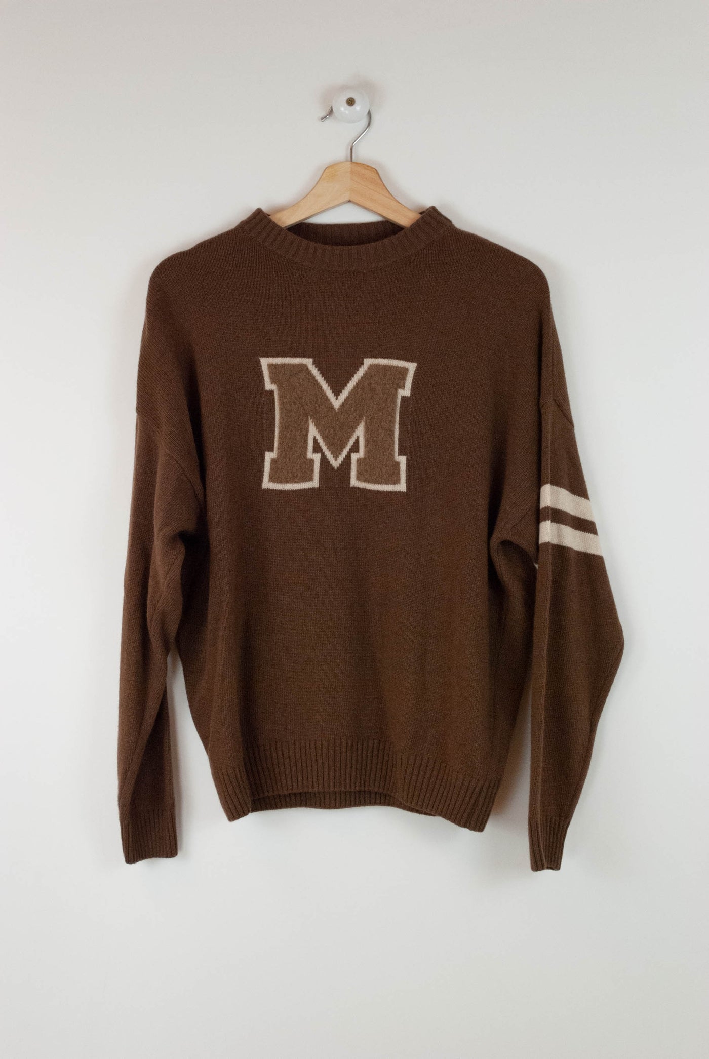 Jersey marrón con letra M