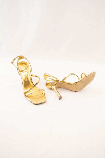 Zapato de tacón dorado