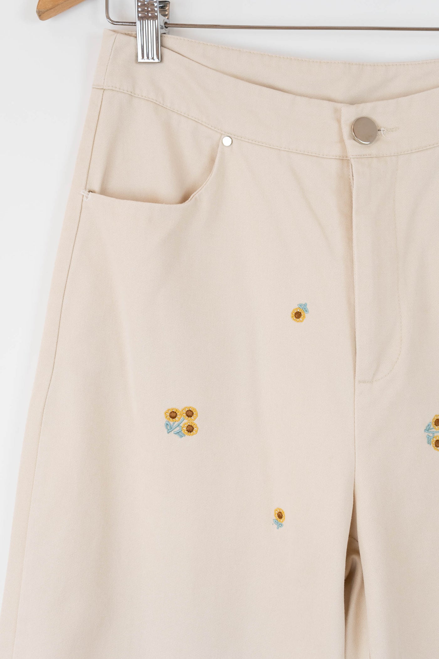 Pantalón beige con dibujo flores