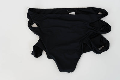 Parte de abajo de bikini negro con aberturas