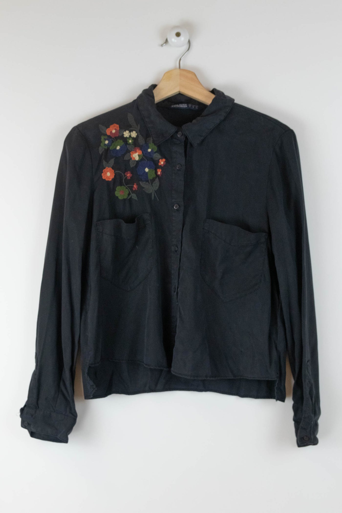 Camisa negra con flores