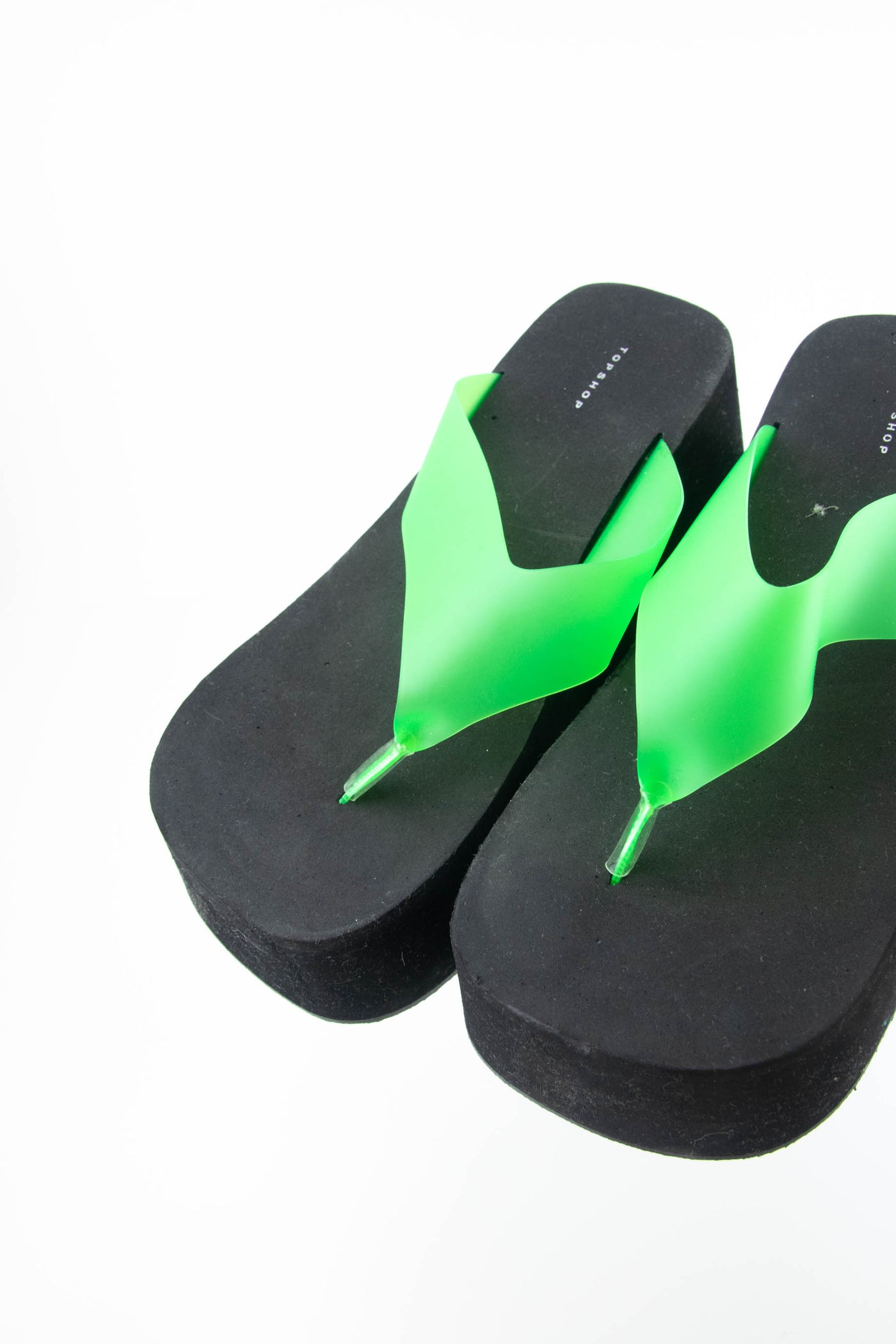 Sandalias negras y verde con plataforma