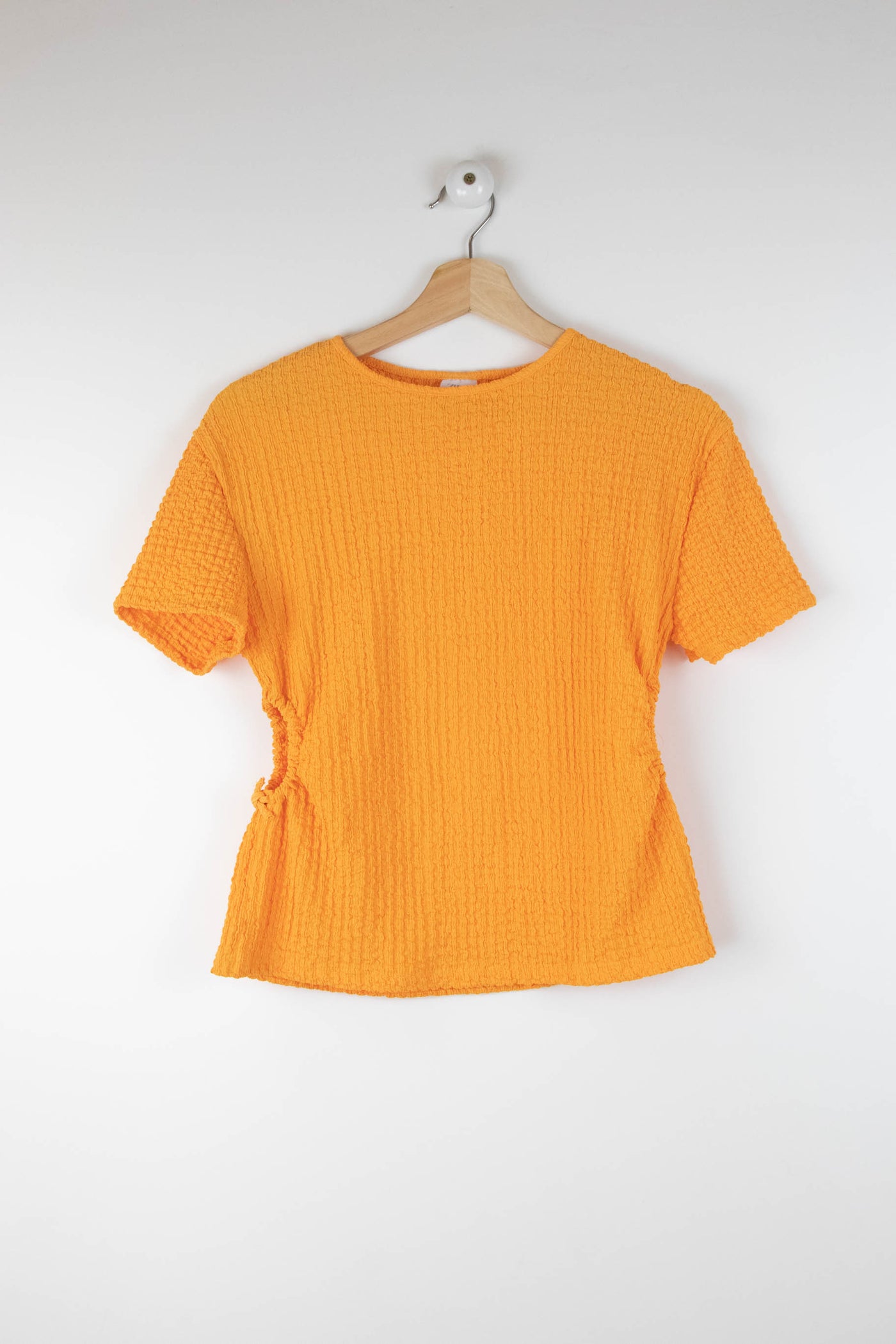 Camiseta naranja con aberturas en laterales