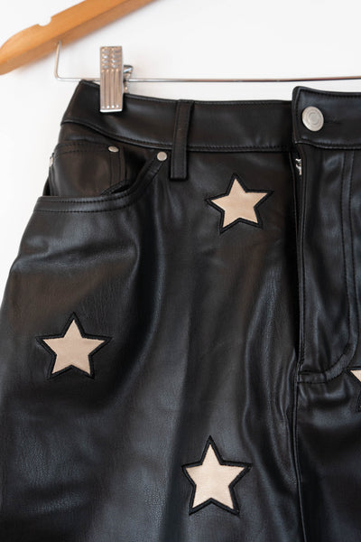Falda de polipiel negra con estrellas
