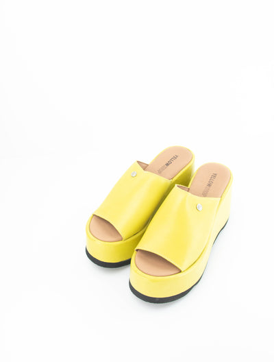 Sandalias amarillas con plataforma