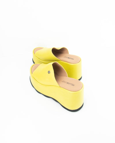 Sandalias amarillas con plataforma