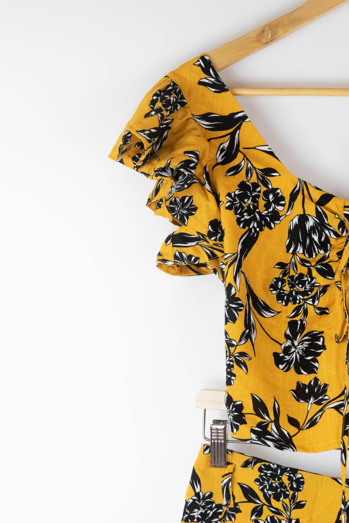 Conjunto blusa y pantalón corto amarillo con estampado floral