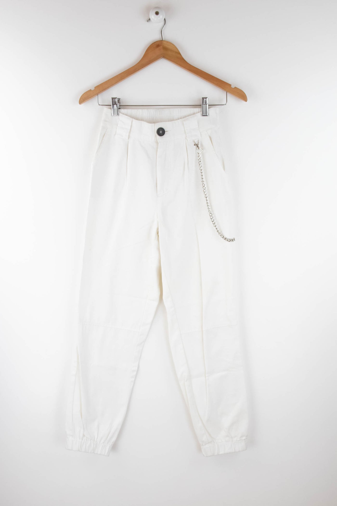 Pantalón de cargo con cadena plateada color blanco
