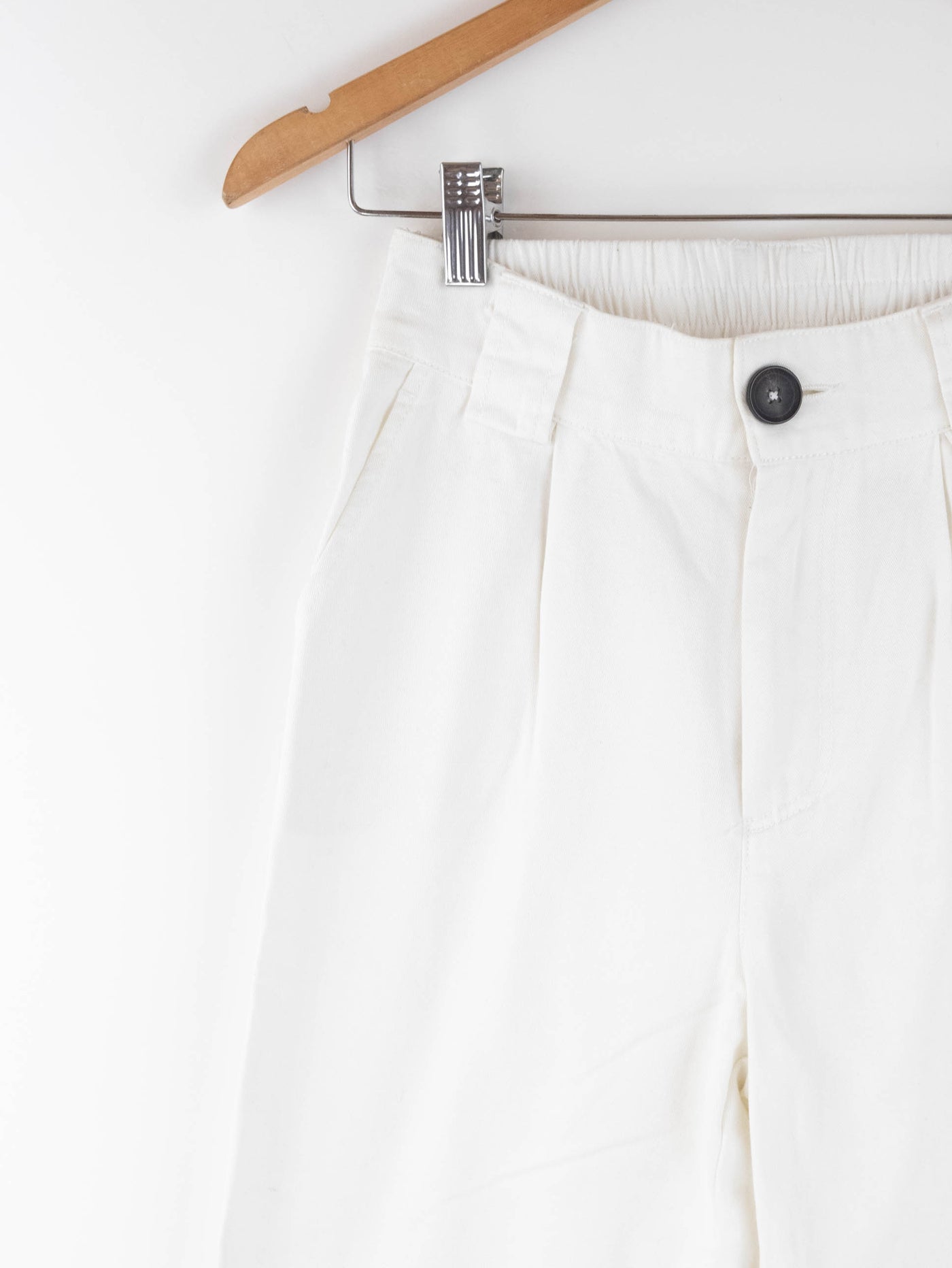 Pantalón de cargo con cadena plateada color blanco