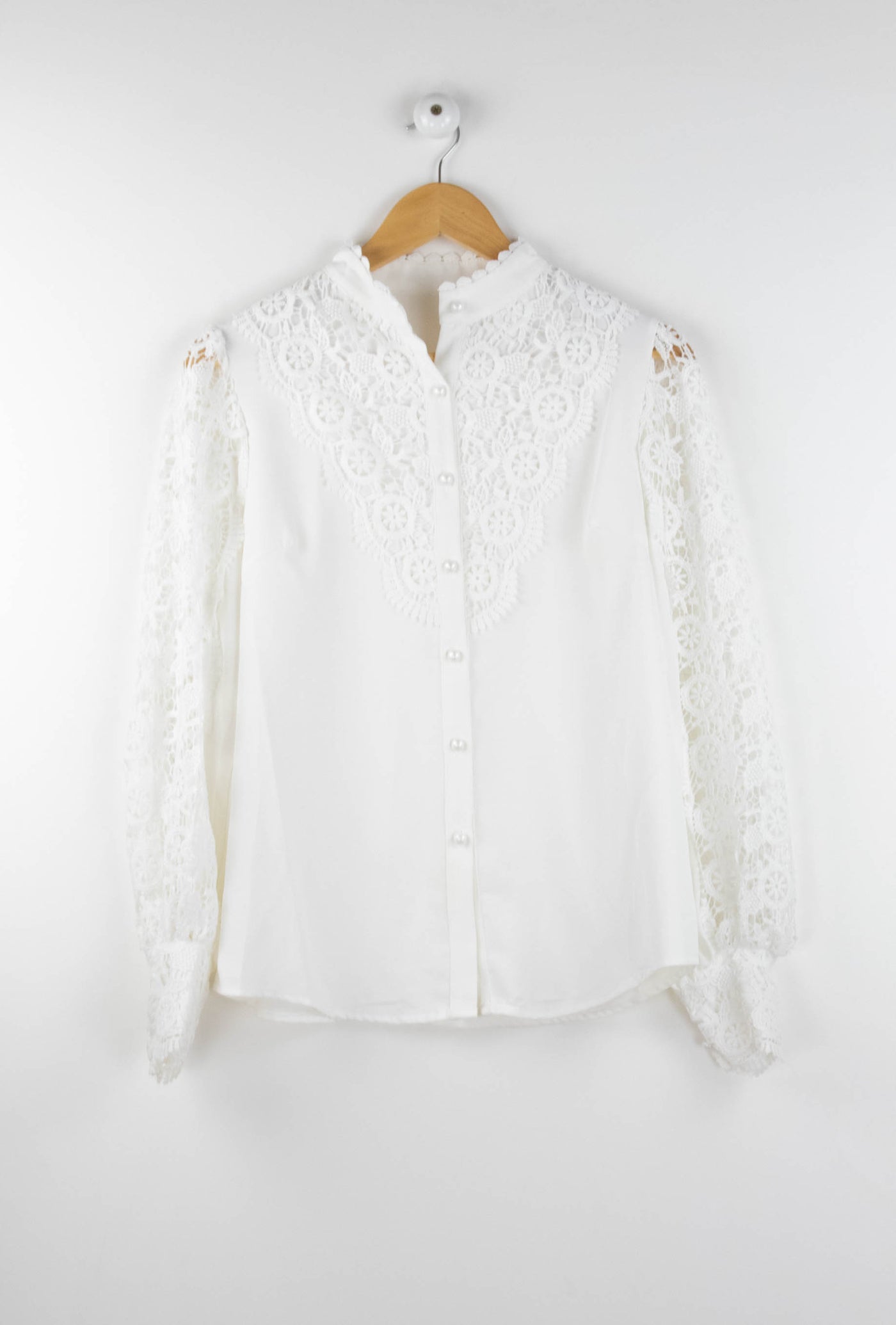 Camisa blanca con detalles de encaje