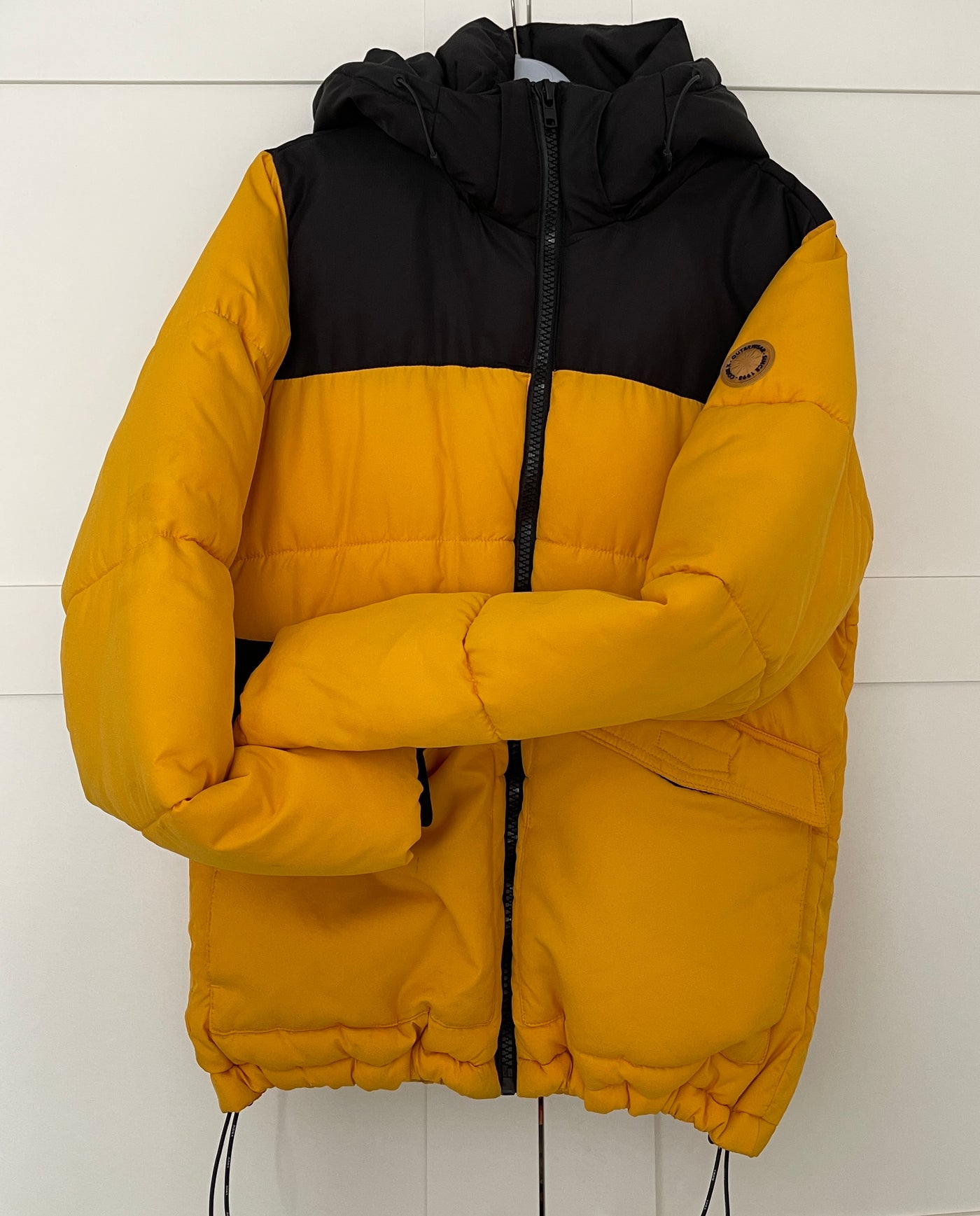 abrigo grande amarillo y negro con cremallera