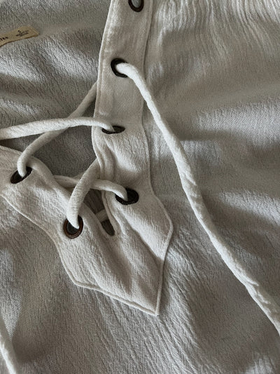 Blusa escote cordón