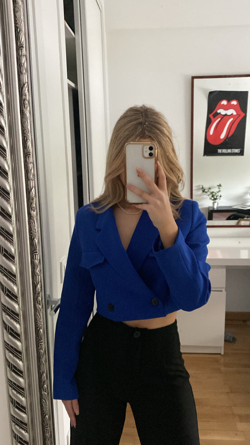 blazer corta azul con botones negros