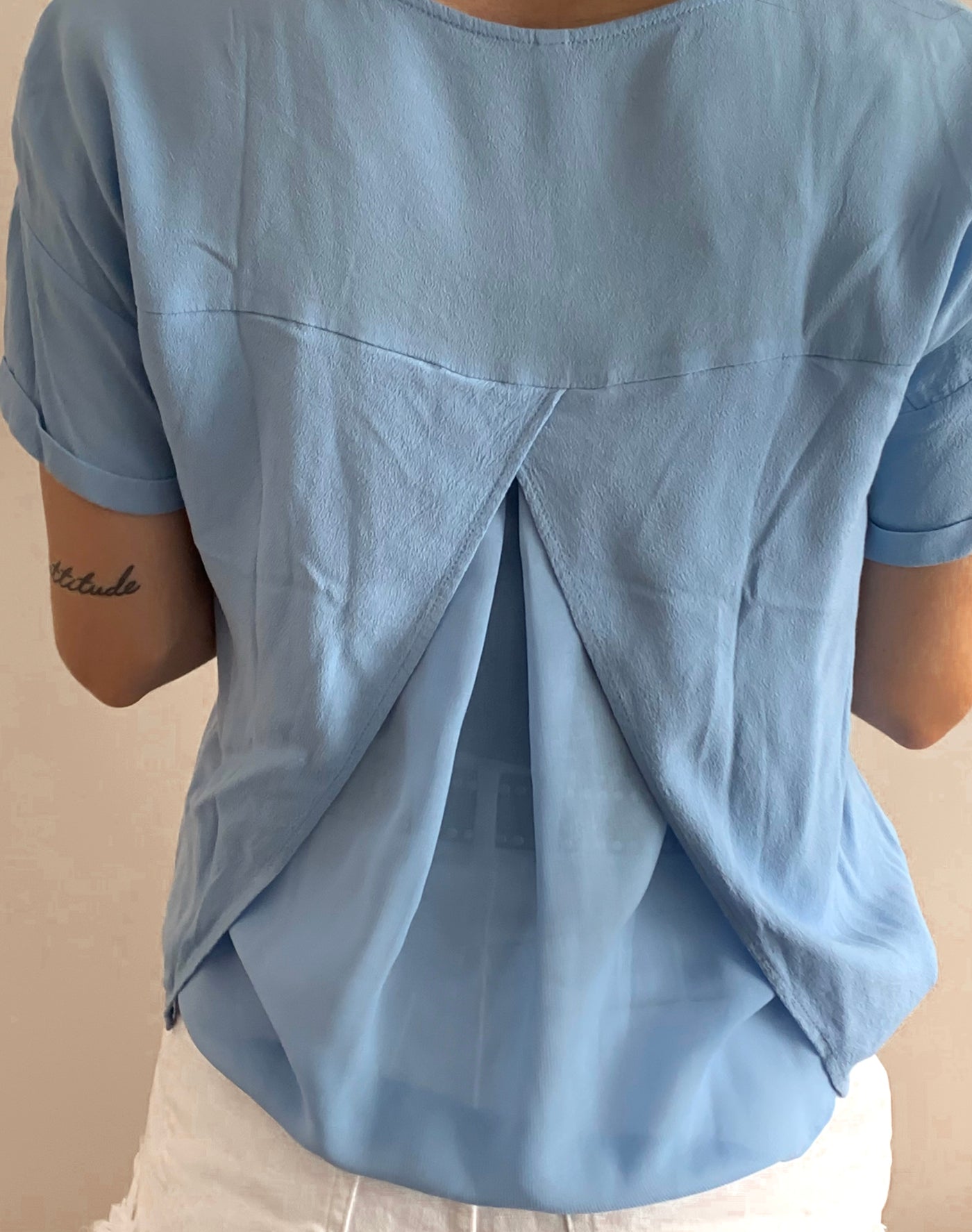 blusa azul claro de manga corta
