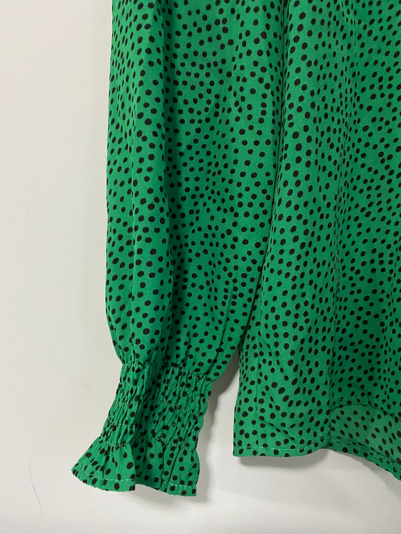 blusa verde con lunares negros parte delantera manga